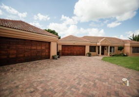 Secunda Central, Trichardt, Tuscan style house, 3 bedroom house for sale, 4 garages, motorized doors, skylight shower, home office, alarm system, tranquil living, suburban.