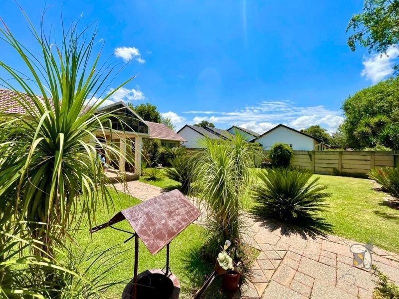 Secunda, 3 bedroom house for sale, centrally located, indoor entertainment, built-in braai, Rhodesian teak bar, granite tops, gas hob, double garage, wendy house, well maintained.