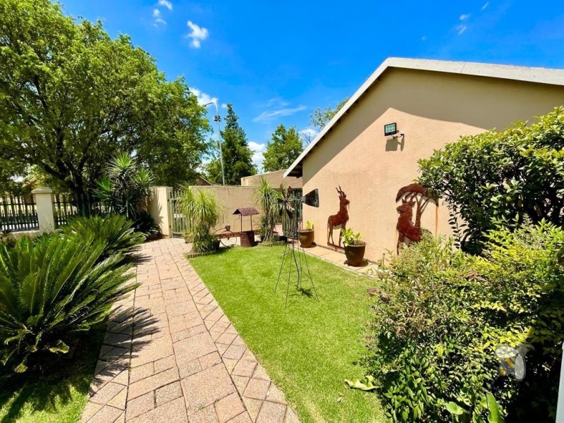 Secunda, 3 bedroom house for sale, centrally located, indoor entertainment, built-in braai, Rhodesian teak bar, granite tops, gas hob, double garage, wendy house, well maintained.