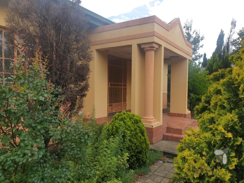 Secunda, 3 bedroom house for sale, centrally located, indoor entertainment, built-in braai, Rhodesian teak bar, granite tops, gas hob, double garage, wendy house, well maintained.