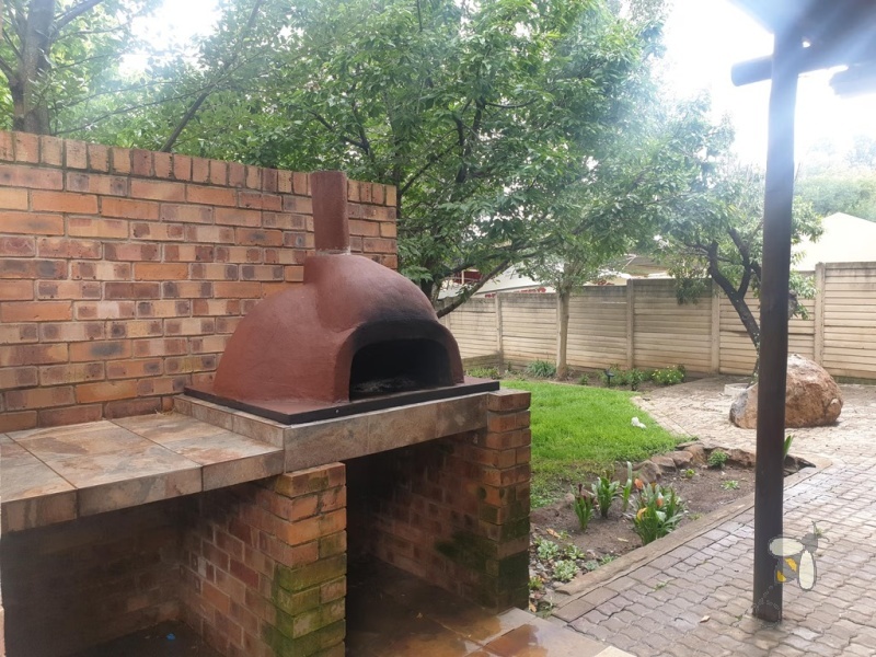 Secunda, 3 bedroom house for sale, centrally located, indoor entertainment, built-in braai, Rhodesian teak bar, granite tops, gas hob, double garage, wendy house, well maintained.