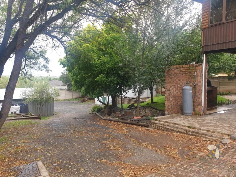 Secunda, 3 bedroom house for sale, centrally located, indoor entertainment, built-in braai, Rhodesian teak bar, granite tops, gas hob, double garage, wendy house, well maintained.