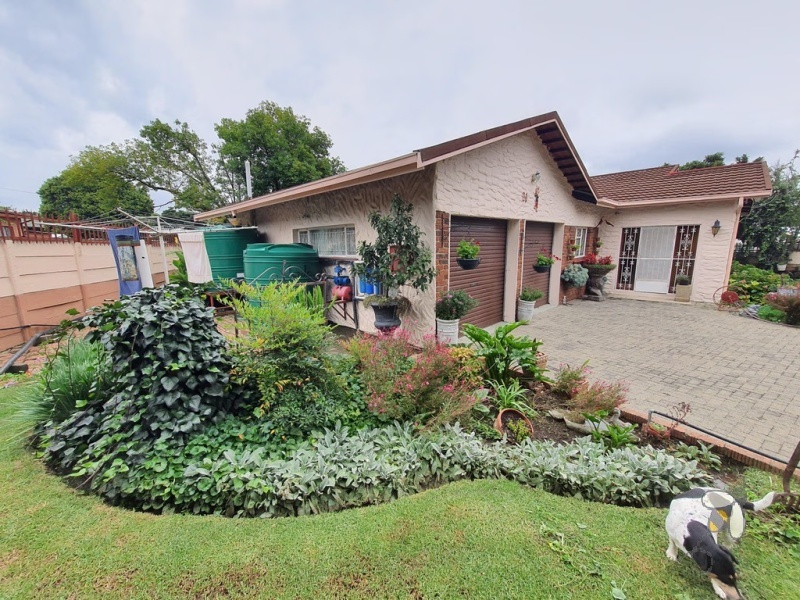 Meyerville, 4 bedroom house for sale, kiaat wood, water tanks, water purification, workshop, spacious home, entertainment area, quiet area, caravan carport.