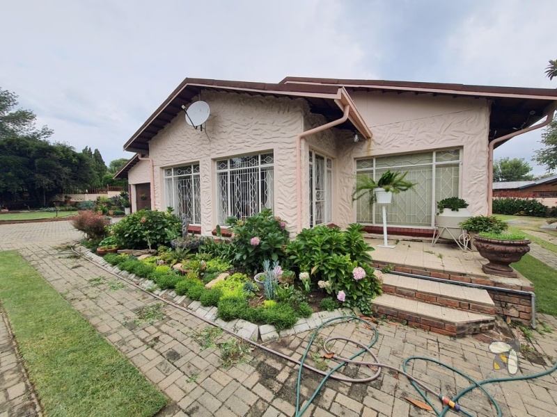 Meyerville, 4 bedroom house for sale, kiaat wood, water tanks, water purification, workshop, spacious home, entertainment area, quiet area, caravan carport.