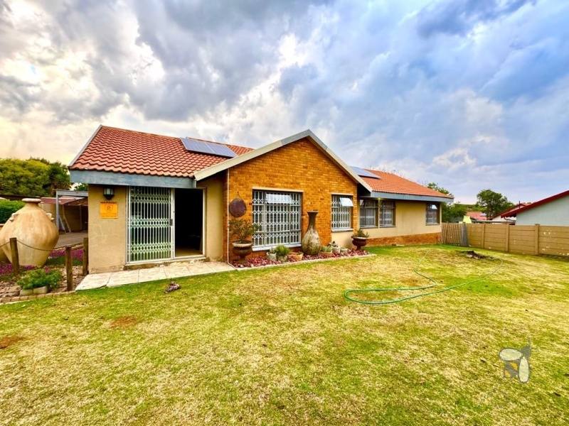 Secunda, modern family home, 4 bedroom house for sale, solar power, inverter system, JoJo tank, built-in braai, entertainer\'s carport, PVC ceilings, touch-screen stove, double garage.