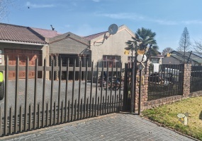 Secunda, 4 bedroom house for sale, estate sale, indoor braai, gas stove, fireplace, private study, air conditioning, JoJo tank, palisade pool, excellent security.
