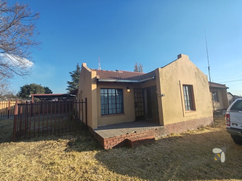 Secunda, 6 bedroom house for sale, 4 bedroom house, 2 bedroom flatlet, multi-generational living, rental income, motorized gate, palisade fencing, pet-friendly, close to mall.
