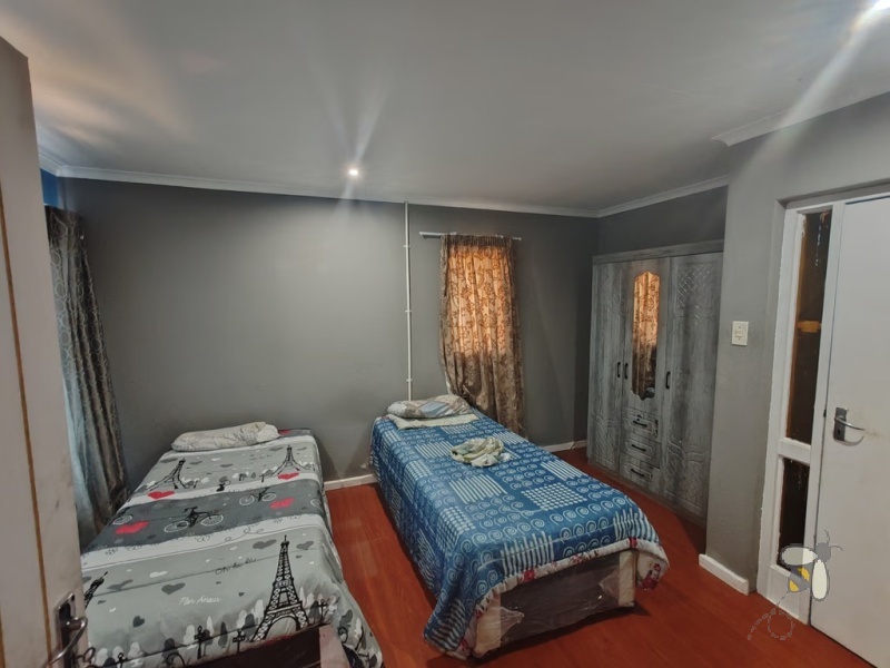 Secunda, 6 bedroom house for sale, 4 bedroom house, 2 bedroom flatlet, multi-generational living, rental income, motorized gate, palisade fencing, pet-friendly, close to mall.
