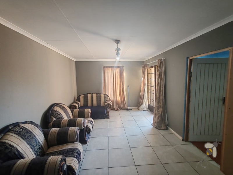 Secunda, 6 bedroom house for sale, 4 bedroom house, 2 bedroom flatlet, multi-generational living, rental income, motorized gate, palisade fencing, pet-friendly, close to mall.