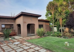 Standerton Central, 3 bedroom home for sale, braai room, indoor entertainment, dual braai areas, open-plan living, dream retreat, spacious lounge, modern living.