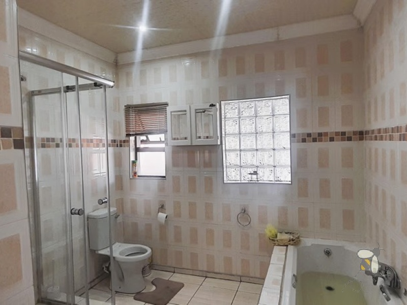 Standerton Central, 4 bedroom house for sale, newly renovated, one bedroom flatlet, spa bath, jacuzzi, centre island kitchen, double garage, alarm system, water tank.