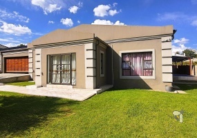 Standerton Central, 4 bedroom house for sale, newly renovated, one bedroom flatlet, spa bath, jacuzzi, centre island kitchen, double garage, alarm system, water tank.