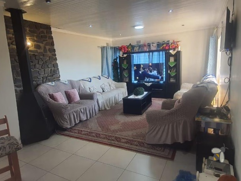 Standerton Central, investment property, 3 bedroom house, two flatlets, rental income, close to hospital, double garage, spacious kitchen, wood cupboards, guest bathrooms.