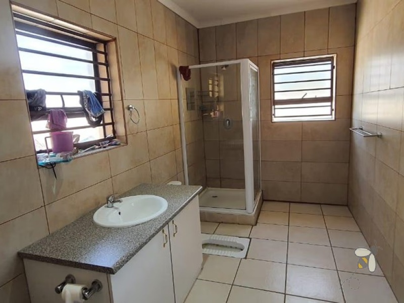 Standerton Central, investment property, 3 bedroom house, two flatlets, rental income, close to hospital, double garage, spacious kitchen, wood cupboards, guest bathrooms.