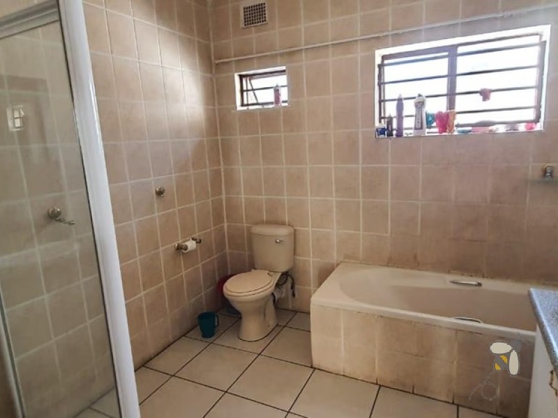 Standerton Central, investment property, 3 bedroom house, two flatlets, rental income, close to hospital, double garage, spacious kitchen, wood cupboards, guest bathrooms.