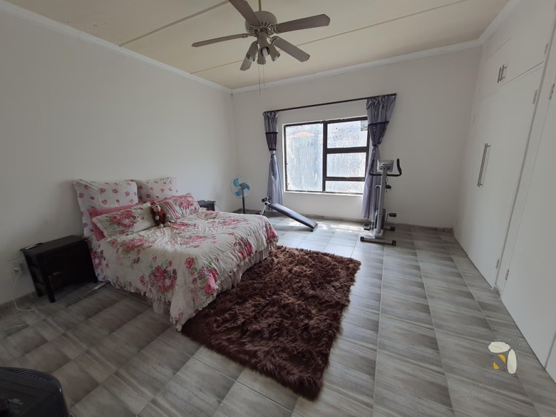 Standerton Central, 5 bedroom house for sale, newly renovated, open concept kitchen, center island, motorized garage, generator, water tank, aluminum windows, close to school.