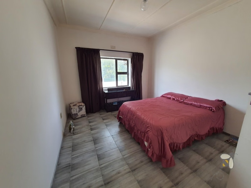 Standerton Central, 5 bedroom house for sale, newly renovated, open concept kitchen, center island, motorized garage, generator, water tank, aluminum windows, close to school.