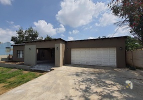 Standerton Central, 5 bedroom house for sale, newly renovated, open concept kitchen, center island, motorized garage, generator, water tank, aluminum windows, close to school.