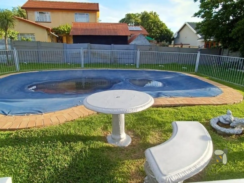 Secunda, 4 bedroom house for sale, swimming pool, built-in braai, four carports, gas hob, electric hob, study room, domestic accommodation, bachelor flat, excellent security.