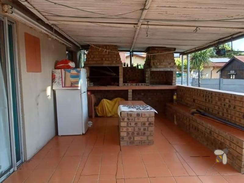 Secunda, 4 bedroom house for sale, swimming pool, built-in braai, four carports, gas hob, electric hob, study room, domestic accommodation, bachelor flat, excellent security.