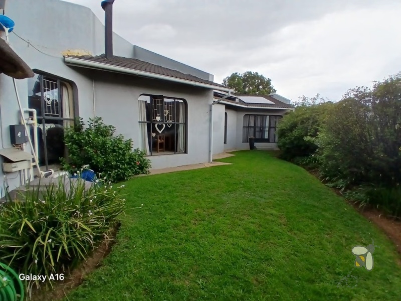 Vaalpark, Sasolburg, 3 bedroom house for sale, borehole, swimming pool, safety net, study room, home office, double garage, alarm system, CCTV cameras, pre-paid electricity.