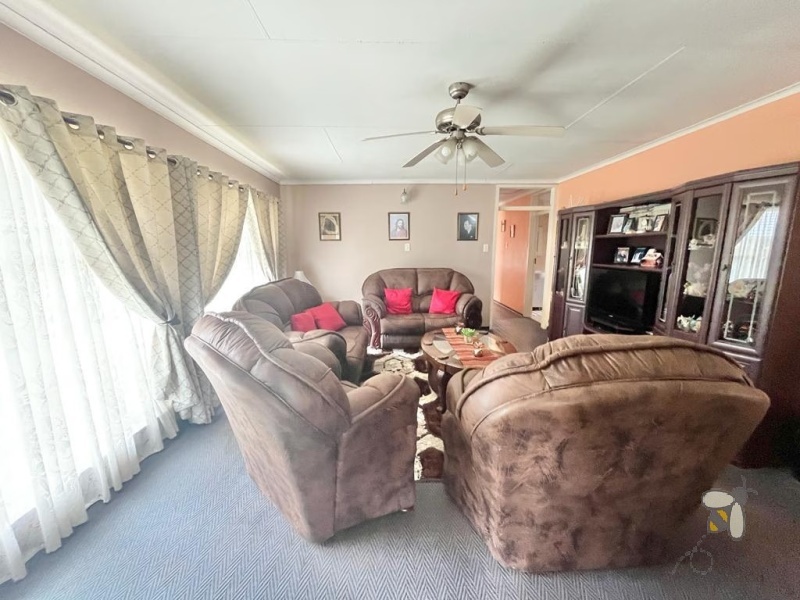 Secunda, 3 bedroom house for sale, JoJo tank, water backup, garage, spacious living, separate dining room, outside room, desirable neighbourhood.