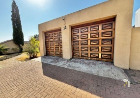 Secunda, 3 bedroom house for sale, entertainment home, Lapa, built-in braai, swimming pool, open-plan living, walk-in pantry, double garage, workshop, top security.