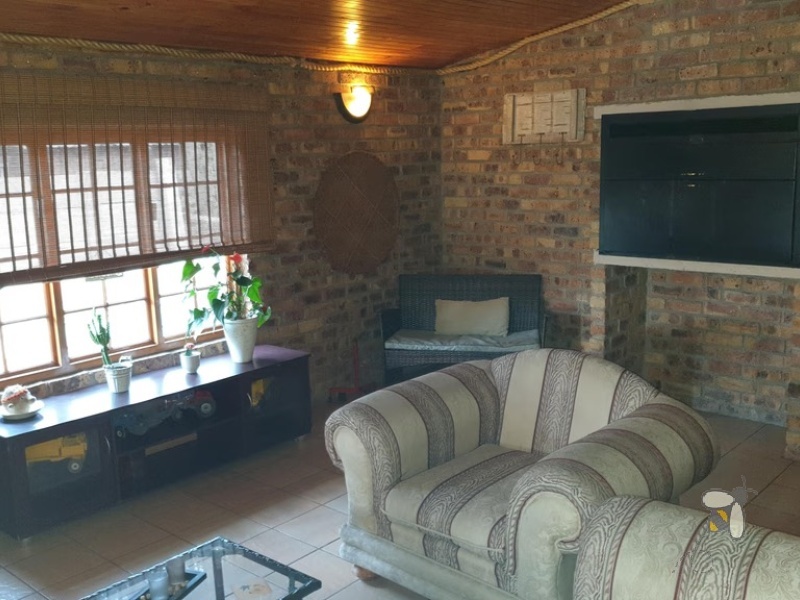 Standerton, Kosmospark, 4 bedroom house for sale, separate flat, two bedroom flat, dual living, bar and braai, sunroom, gourmet kitchen, double garage, Jojo tank.