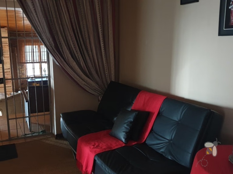 Standerton, Kosmospark, 4 bedroom house for sale, separate flat, two bedroom flat, dual living, bar and braai, sunroom, gourmet kitchen, double garage, Jojo tank.