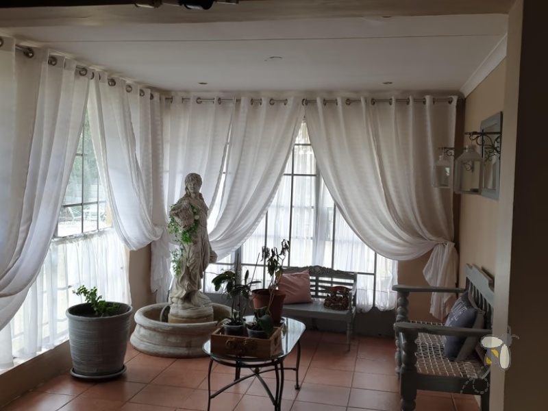 Standerton, Kosmospark, 4 bedroom house for sale, separate flat, two bedroom flat, dual living, bar and braai, sunroom, gourmet kitchen, double garage, Jojo tank.