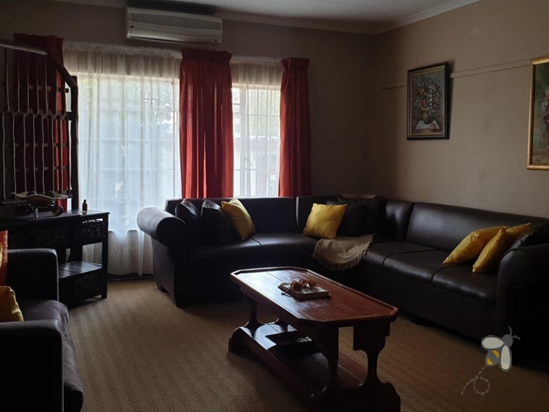 Standerton, Kosmospark, 4 bedroom house for sale, separate flat, two bedroom flat, dual living, bar and braai, sunroom, gourmet kitchen, double garage, Jojo tank.