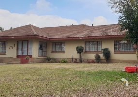 Standerton, Kosmospark, 4 bedroom house for sale, separate flat, two bedroom flat, dual living, bar and braai, sunroom, gourmet kitchen, double garage, Jojo tank.