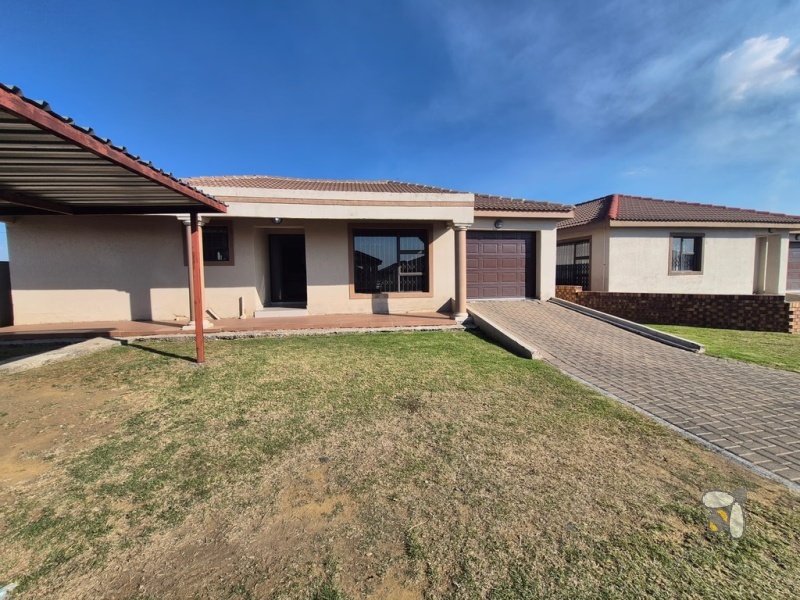 Secunda, 3 bedroom townhouse for sale, modern townhouse, open-plan living, separate scullery, JoJo tank, single automated garage, carport for two, secure complex, low maintenance.