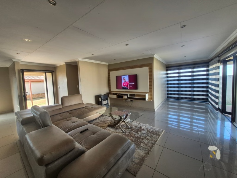 Secunda, 3 bedroom townhouse for sale, modern townhouse, open-plan living, separate scullery, JoJo tank, single automated garage, carport for two, secure complex, low maintenance.