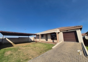 Secunda, 3 bedroom townhouse for sale, modern townhouse, open-plan living, separate scullery, JoJo tank, single automated garage, carport for two, secure complex, low maintenance.