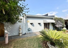 Secunda Central, 2 bedroom house for sale, 3rd bedroom potential, gated community, secure complex, gas hob, built-in braai, enclosed patio, double basins, double carport, solid wood kitchen.