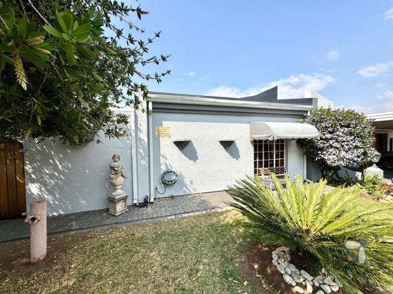 Secunda Central, 2 bedroom house for sale, 3rd bedroom potential, gated community, secure complex, gas hob, built-in braai, enclosed patio, double basins, double carport, solid wood kitchen.