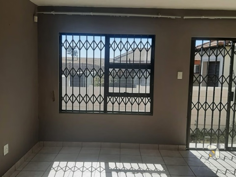 Secunda Central, 4 bedroom double storey house for sale, luxury living, walk-in closet, gas stove, electric oven, walk-in pantry, built-in braai, double garage storage, modern masterpiece.