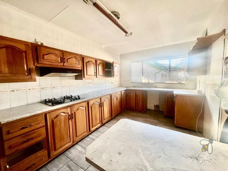 Secunda Central, Green Area, 3 bedroom house for sale, gas stove, load shedding resilience, lapa with braai, JoJo tank, double garage, staff accommodation, desirable neighbourhood.