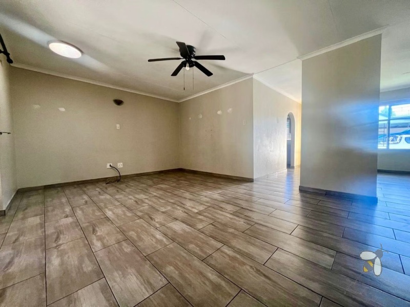 Secunda Central, Green Area, 3 bedroom house for sale, gas stove, load shedding resilience, lapa with braai, JoJo tank, double garage, staff accommodation, desirable neighbourhood.