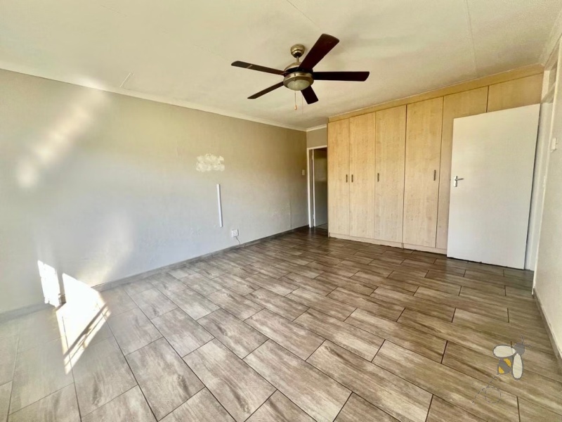 Secunda Central, Green Area, 3 bedroom house for sale, gas stove, load shedding resilience, lapa with braai, JoJo tank, double garage, staff accommodation, desirable neighbourhood.