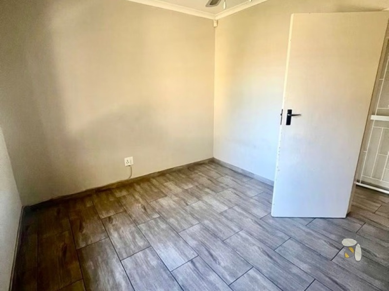 Secunda Central, Green Area, 3 bedroom house for sale, gas stove, load shedding resilience, lapa with braai, JoJo tank, double garage, staff accommodation, desirable neighbourhood.