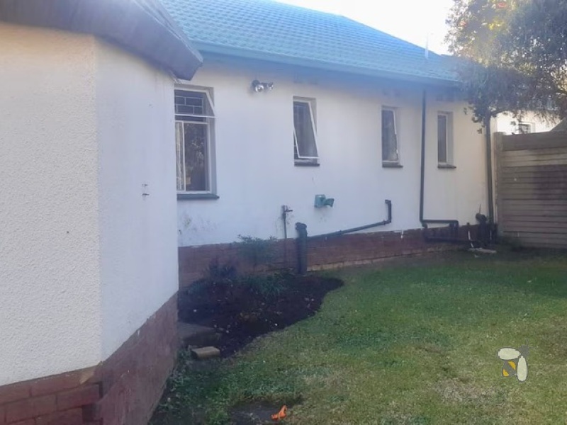 Secunda Central, Green Area, 3 bedroom house for sale, gas stove, load shedding resilience, lapa with braai, JoJo tank, double garage, staff accommodation, desirable neighbourhood.