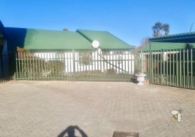 Secunda Central, Green Area, 3 bedroom house for sale, gas stove, load shedding resilience, lapa with braai, JoJo tank, double garage, staff accommodation, desirable neighbourhood.