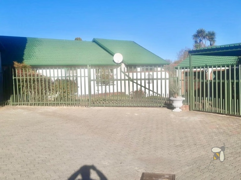 Secunda Central, Green Area, 3 bedroom house for sale, gas stove, load shedding resilience, lapa with braai, JoJo tank, double garage, staff accommodation, desirable neighbourhood.