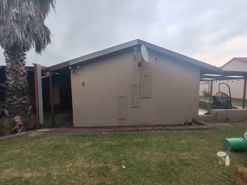 Secunda Central, 3 bedroom house for sale, kitchen middle island, spacious living, separate laundry room, single garage, 3-car carport, motorized gate, palisade fencing, outside stoep.