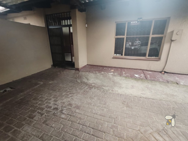Secunda Central, 3 bedroom house for sale, kitchen middle island, spacious living, separate laundry room, single garage, 3-car carport, motorized gate, palisade fencing, outside stoep.
