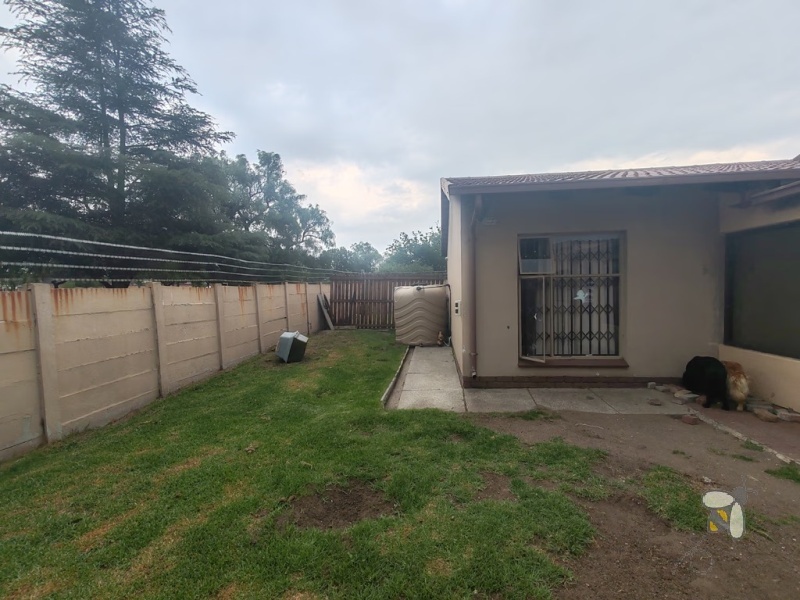 Secunda Central, 3 bedroom house for sale, kitchen middle island, spacious living, separate laundry room, single garage, 3-car carport, motorized gate, palisade fencing, outside stoep.