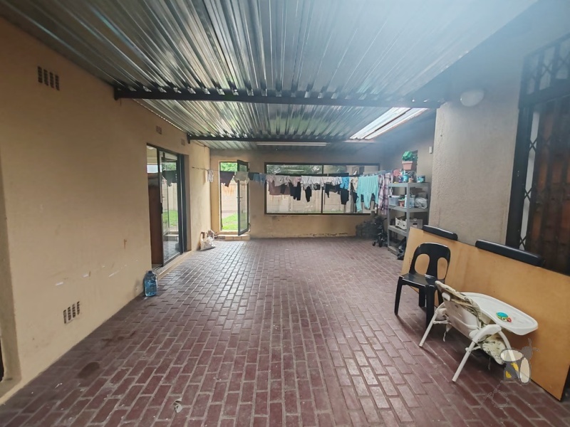 Secunda Central, 3 bedroom house for sale, kitchen middle island, spacious living, separate laundry room, single garage, 3-car carport, motorized gate, palisade fencing, outside stoep.