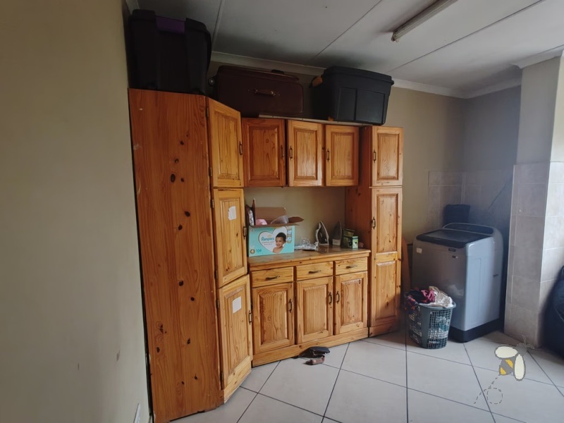 Secunda Central, 3 bedroom house for sale, kitchen middle island, spacious living, separate laundry room, single garage, 3-car carport, motorized gate, palisade fencing, outside stoep.